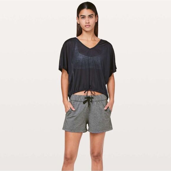 Lululemon On The Fly Short *2.5" Size 4 - Picture 2 of 8